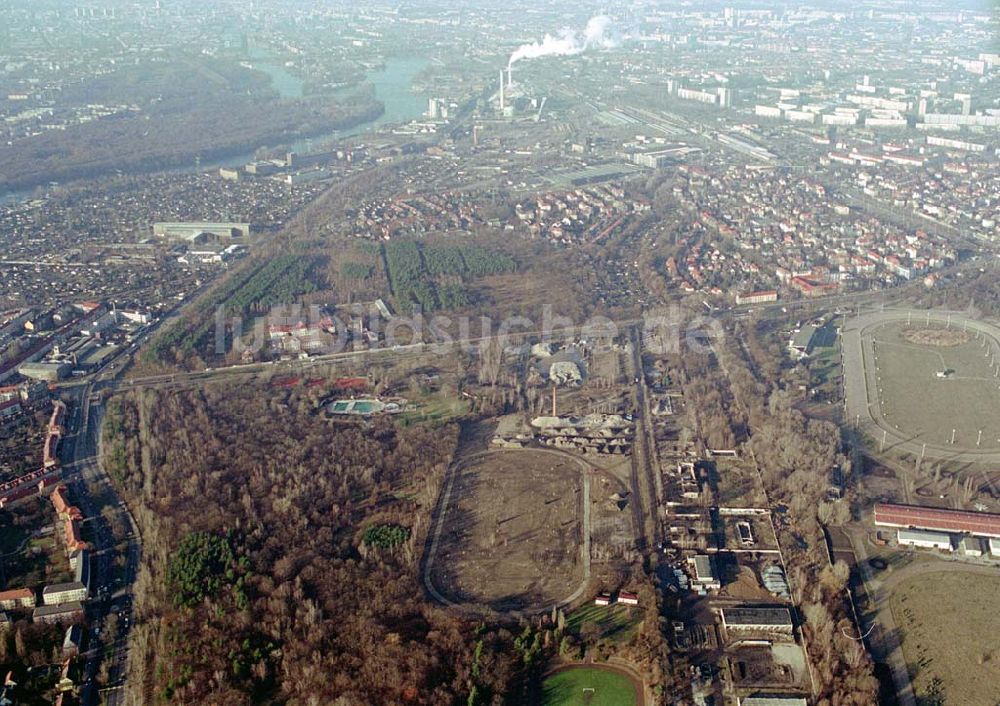 Berlin_Karlshorst aus der Vogelperspektive: Berlin-Karlshorst Gelände des ehemaligen russischen Oberkommandos in Berlin-Karlshorst an der Trabrennbahn