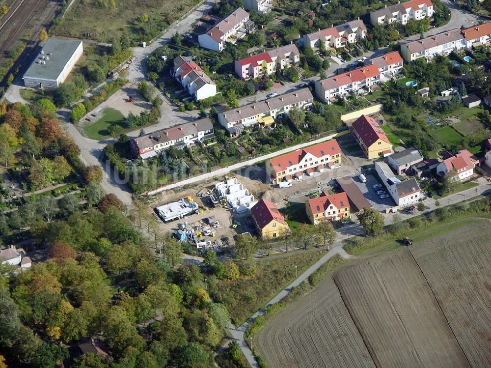 Luftaufnahme Berlin-Kaulsdorf - Berlin-Kaulsdorf, Wohnsiedlung-Neubau der PREMIER-Deutschland GmbH, an der Dorfstraße Am Alten Dorfanger in Berlin-Kaulsdorf,