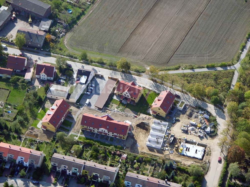 Berlin-Kaulsdorf von oben - Berlin-Kaulsdorf, Wohnsiedlung-Neubau der PREMIER-Deutschland GmbH, an der Dorfstraße Am Alten Dorfanger in Berlin-Kaulsdorf,