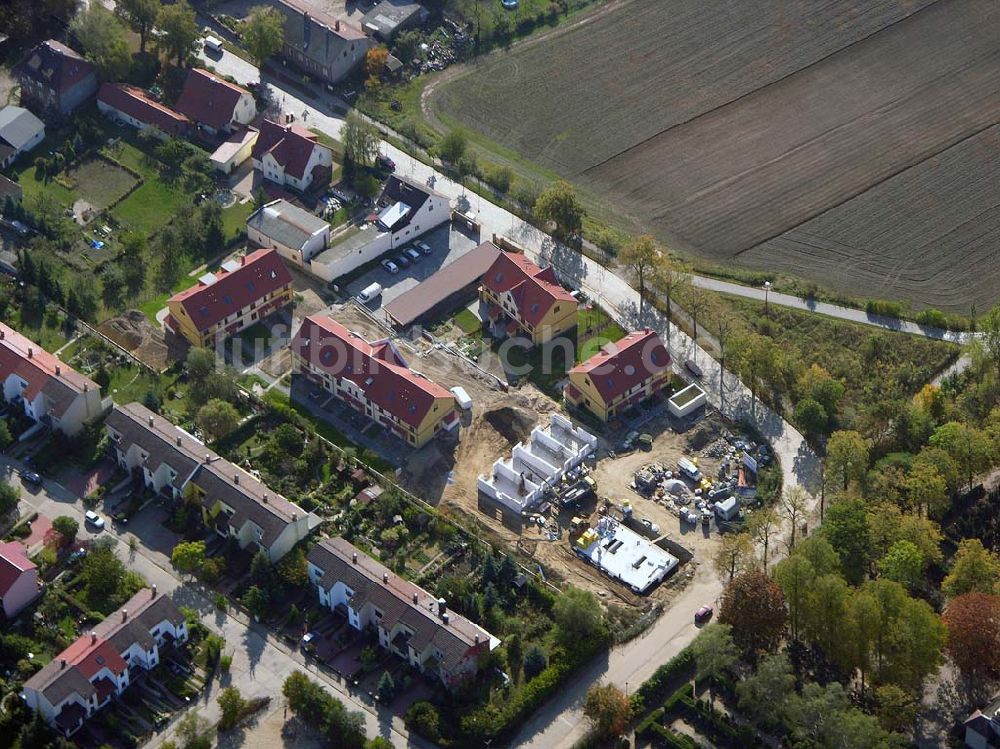 Berlin-Kaulsdorf aus der Vogelperspektive: Berlin-Kaulsdorf, Wohnsiedlung-Neubau der PREMIER-Deutschland GmbH, an der Dorfstraße Am Alten Dorfanger in Berlin-Kaulsdorf,