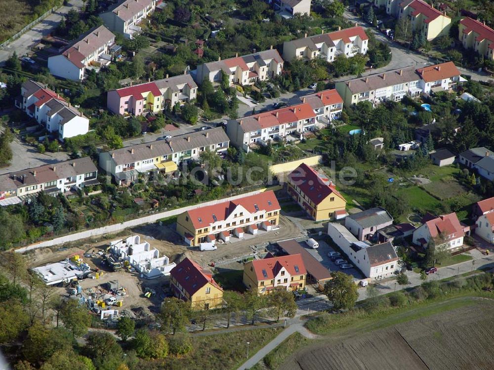 Berlin-Kaulsdorf aus der Vogelperspektive: Berlin-Kaulsdorf, Wohnsiedlung-Neubau der PREMIER-Deutschland GmbH, an der Dorfstraße Am Alten Dorfanger in Berlin-Kaulsdorf,