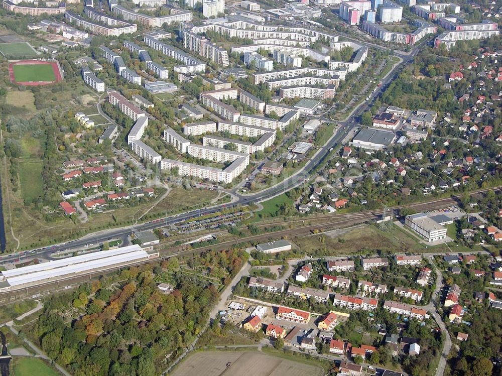 Berlin-Kaulsdorf von oben - Berlin-Kaulsdorf, Wohnsiedlung-Neubau der PREMIER-Deutschland GmbH, an der Dorfstraße Am Alten Dorfanger in Berlin-Kaulsdorf,