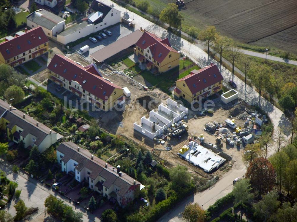 Luftaufnahme Berlin-Kaulsdorf - Berlin-Kaulsdorf, Wohnsiedlung-Neubau der PREMIER-Deutschland GmbH, an der Dorfstraße Am Alten Dorfanger in Berlin-Kaulsdorf,