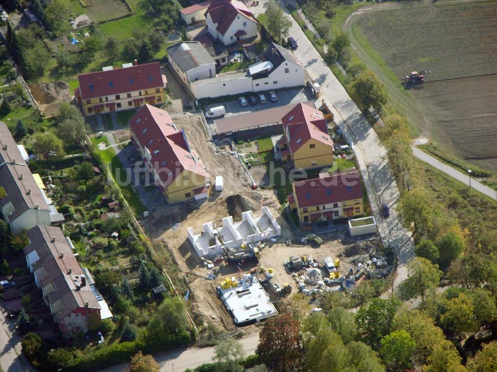 Berlin-Kaulsdorf von oben - Berlin-Kaulsdorf, Wohnsiedlung-Neubau der PREMIER-Deutschland GmbH, an der Dorfstraße Am Alten Dorfanger in Berlin-Kaulsdorf,