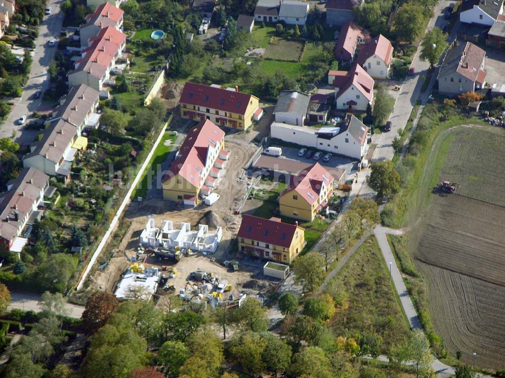 Berlin-Kaulsdorf aus der Vogelperspektive: Berlin-Kaulsdorf, Wohnsiedlung-Neubau der PREMIER-Deutschland GmbH, an der Dorfstraße Am Alten Dorfanger in Berlin-Kaulsdorf,