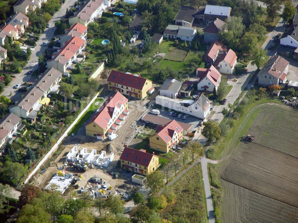 Luftbild Berlin-Kaulsdorf - Berlin-Kaulsdorf, Wohnsiedlung-Neubau der PREMIER-Deutschland GmbH, an der Dorfstraße Am Alten Dorfanger in Berlin-Kaulsdorf,