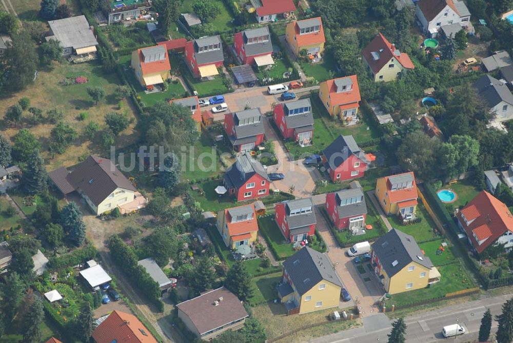 Berlin von oben - Berlin-Kaulsdorf 30.07.2006 Wohnsiedlungsneubau der PREMIER-Deutschland GmbH, an der Heerstr. Kaulsdorfer Garten in Berlin-Kaulsdorf