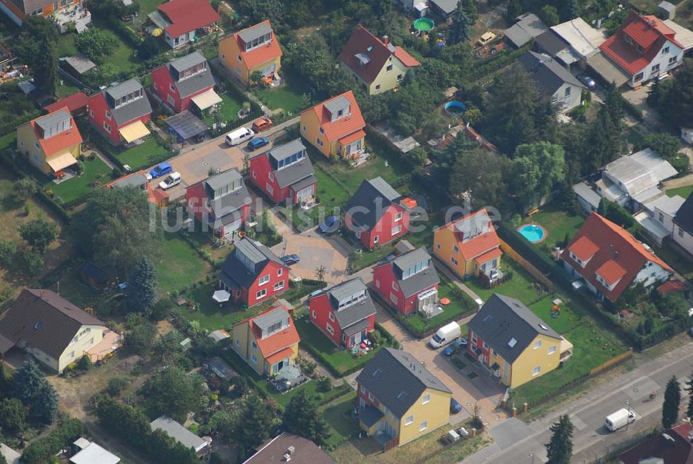 Berlin aus der Vogelperspektive: Berlin-Kaulsdorf 30.07.2006 Wohnsiedlungsneubau der PREMIER-Deutschland GmbH, an der Heerstr. Kaulsdorfer Garten in Berlin-Kaulsdorf