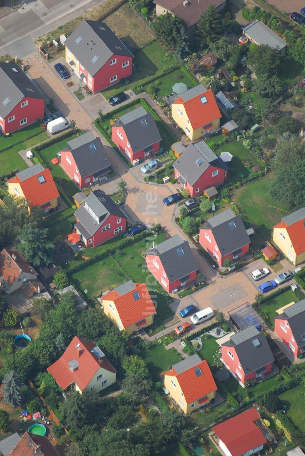 Luftbild Berlin - Berlin-Kaulsdorf 30.07.2006 Wohnsiedlungsneubau der PREMIER-Deutschland GmbH, an der Heerstr. Kaulsdorfer Garten in Berlin-Kaulsdorf