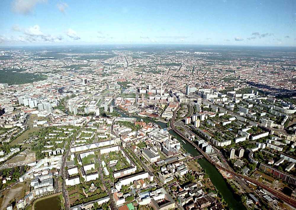 Luftbild Berlin / Kreuzberg / Mitte - Berlin / Kreuzberg / Mitte Stadtteilansicht von Kreuzberg und Mitte mit Blick auf den Fernsehturm im Zentrum von Berlin 02