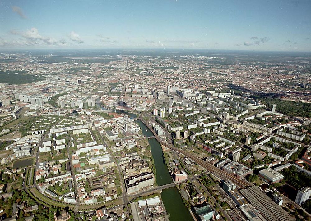 Luftaufnahme Berlin / Kreuzberg / Mitte - Berlin / Kreuzberg / Mitte Stadtteilansicht von Kreuzberg und Mitte mit Blick auf den Fernsehturm im Zentrum von Berlin 02