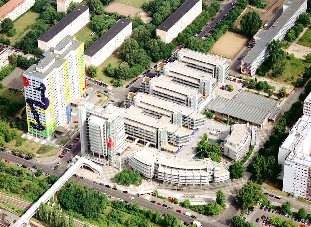 Berlin - Lichtenberg aus der Vogelperspektive: Berlin - Lichtenberg Fertiggestelltes Büro- und Einkaufszenturm Storkower Bogen in der Storkower Straße 207 in Berlin-Lichtenberg Foto: Robert Grahn