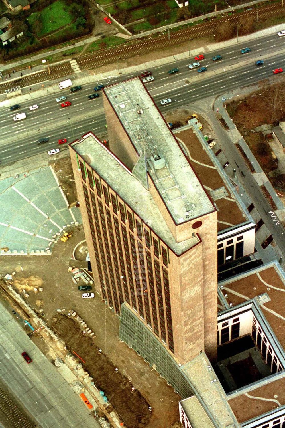 Luftbild Berlin -Lichtenberg - Berlin Lichtenberg Rihnstraße Ecke Landsbergeralee Hochhaus mit Lichtsymboluhr 02.1995