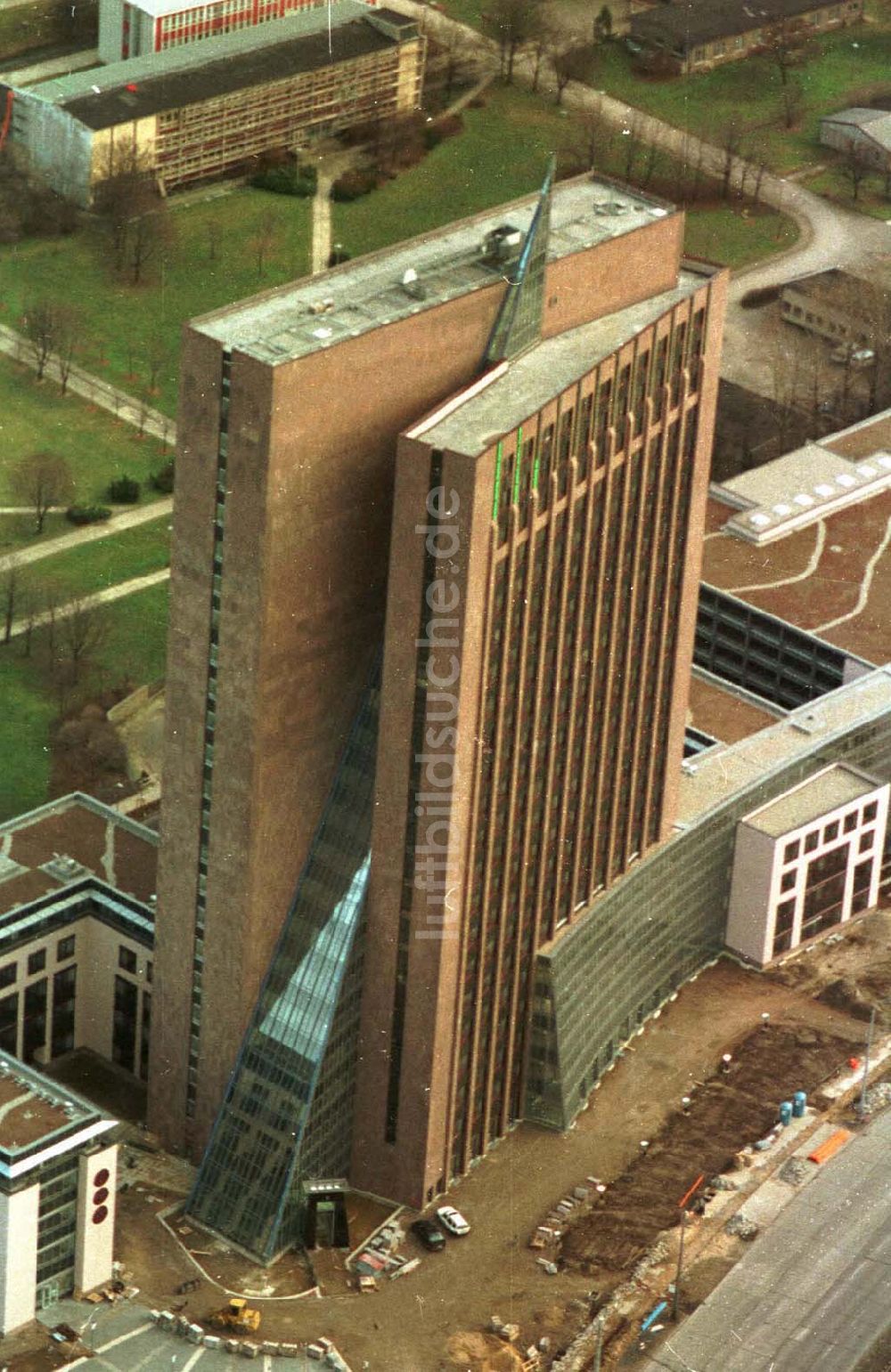 Luftaufnahme Berlin -Lichtenberg - Berlin Lichtenberg Rihnstraße Ecke Landsbergeralee Hochhaus mit Lichtsymboluhr 02.1995