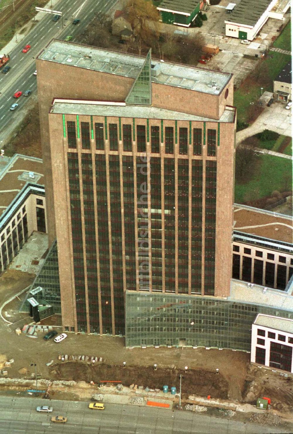 Berlin -Lichtenberg von oben - Berlin Lichtenberg Rihnstraße Ecke Landsbergeralee Hochhaus mit Lichtsymboluhr 02.1995