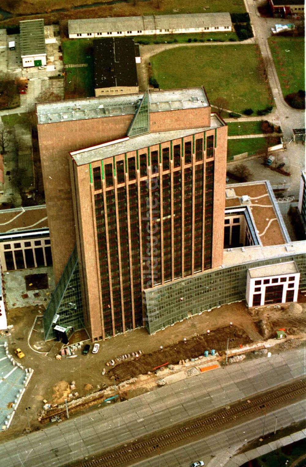 Berlin -Lichtenberg aus der Vogelperspektive: Berlin Lichtenberg Rihnstraße Ecke Landsbergeralee Hochhaus mit Lichtsymboluhr 02.1995