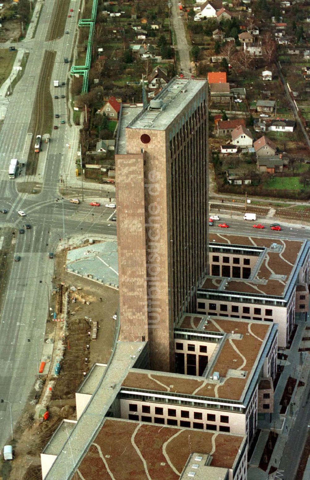 Luftbild Berlin -Lichtenberg - Berlin Lichtenberg Rihnstraße Ecke Landsbergeralee Hochhaus mit Lichtsymboluhr 02.1995