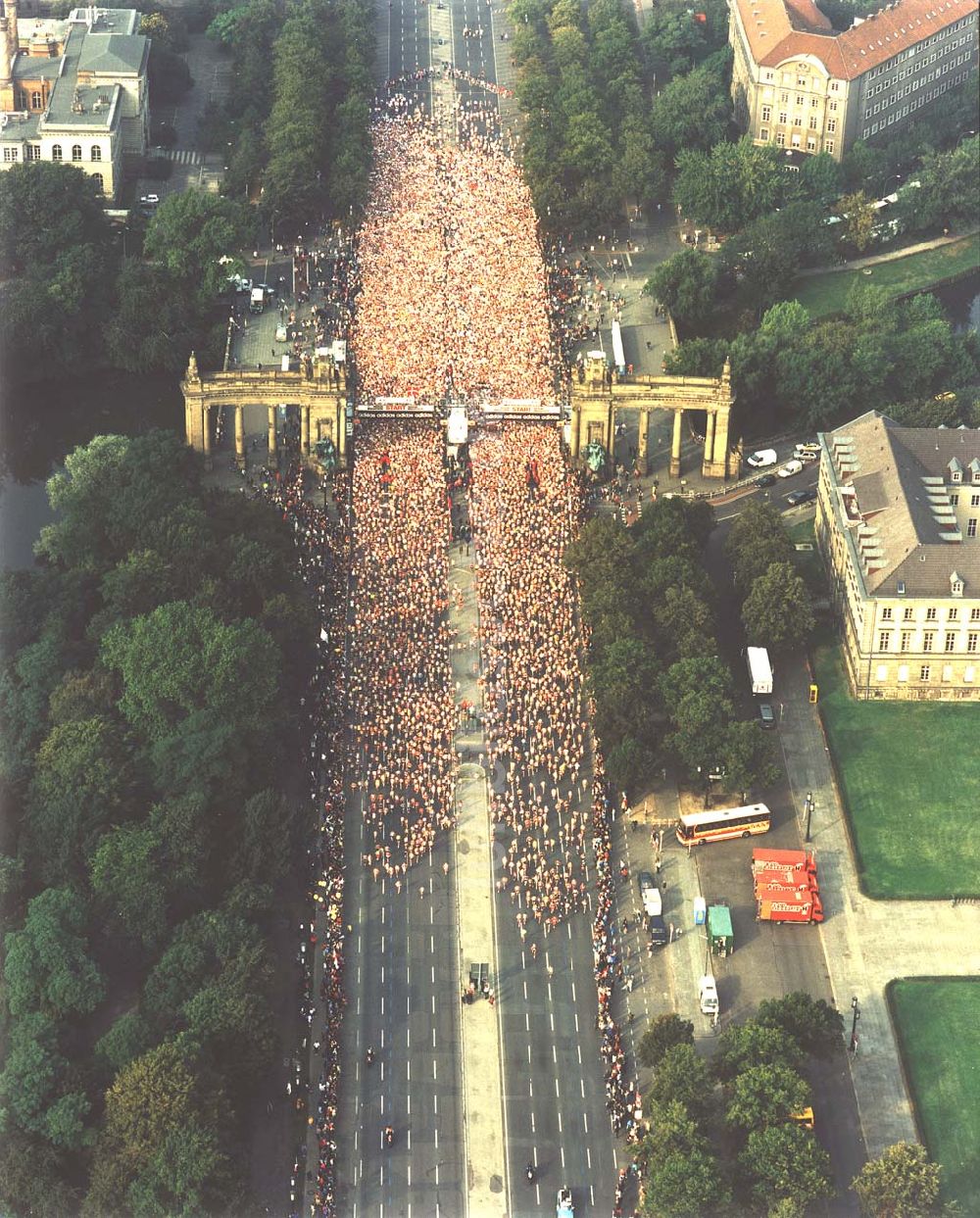 Luftaufnahme Berlin - Berlin-Marathon am Salzufer an der Straße des 17. Juni in Berlin-Charlottenburg