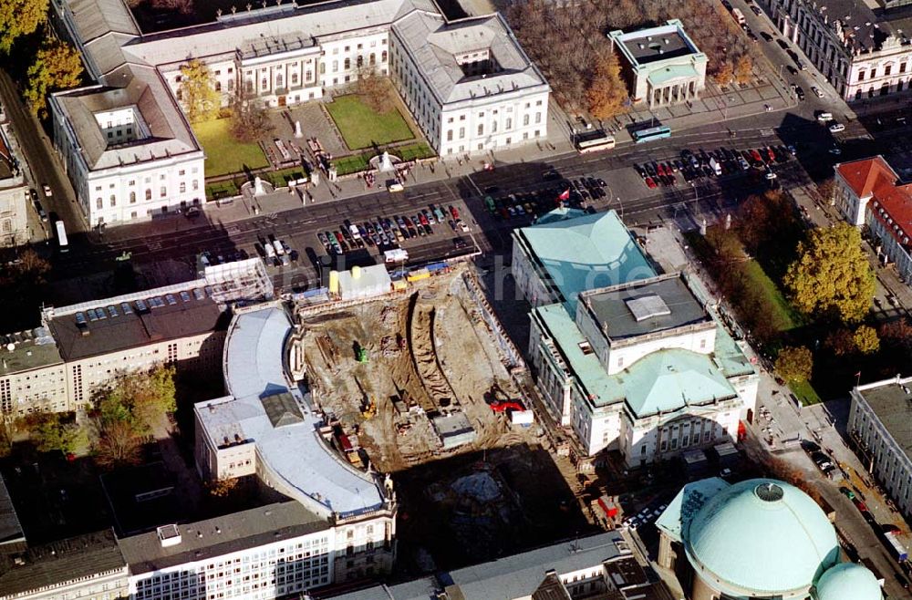 Berlin von oben - Berlin-Mitte Bau einer Tiefgarage durch die Fa