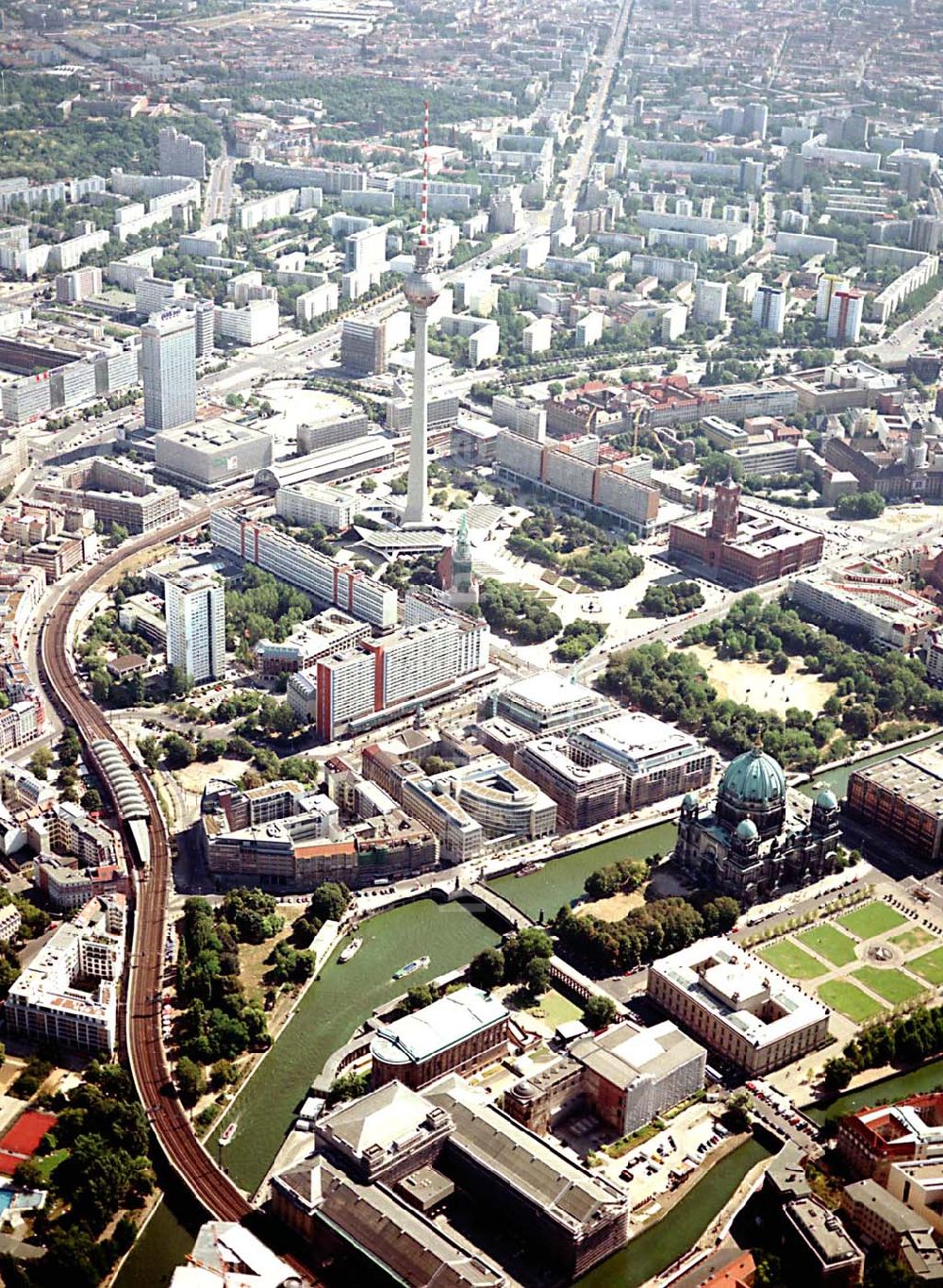 Berlin von oben - Berlin Mitte Baustelle der DIFA auf dem Dom Aquarree (Museumsinsel) in Berlin Mitte (im Hintergrund: Blick auf den Alexanderplatz und dem Fernsehturm und das Rote Rathaus)