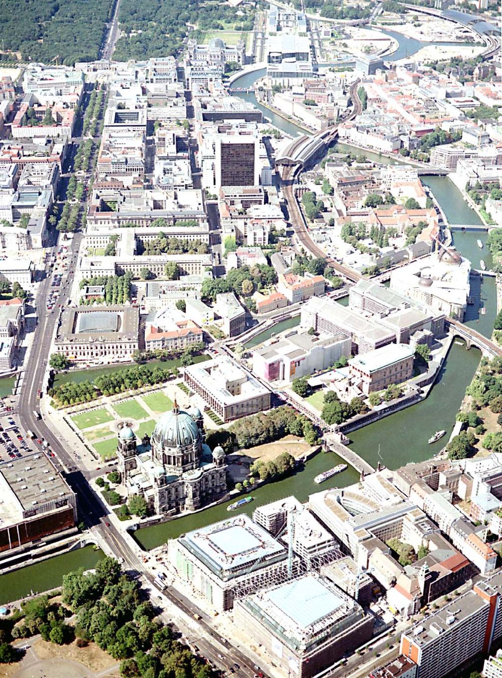 Luftaufnahme Berlin - Berlin Mitte Baustelle der DIFA auf dem Dom Aquarree (Museumsinsel) in Berlin Mitte (im Hintergrund: Blick auf die Humboldt-Universität und Bahnhof Friedrichstraße)