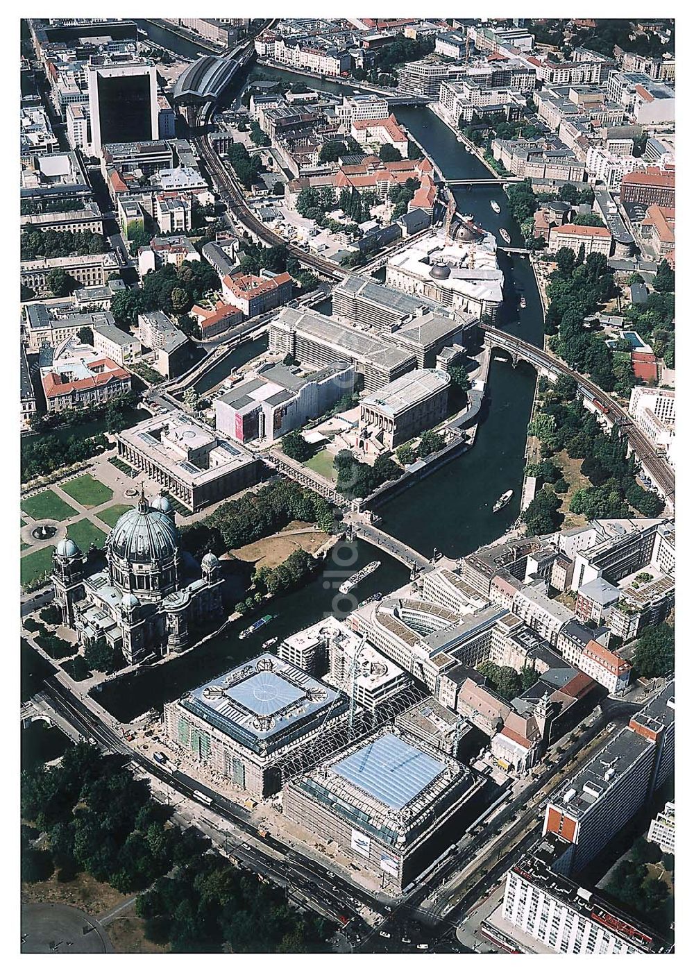 Luftbild Berlin - Berlin Mitte Baustelle der DIFA auf dem Dom Aquarree (Museumsinsel) in Berlin Mitte (im Hintergrund: Blick auf die Humboldt-Universität und Bahnhof Friedrichstraße)