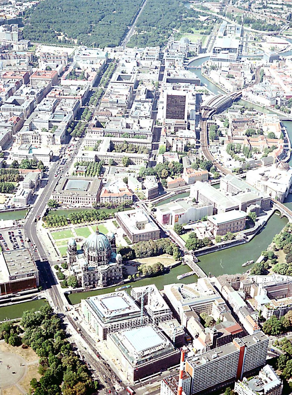 Berlin von oben - Berlin Mitte Baustelle der DIFA auf dem Dom Aquarree (Museumsinsel) in Berlin Mitte (im Hintergrund: Blick auf die Humboldt-Universität und Bahnhof Friedrichstraße)