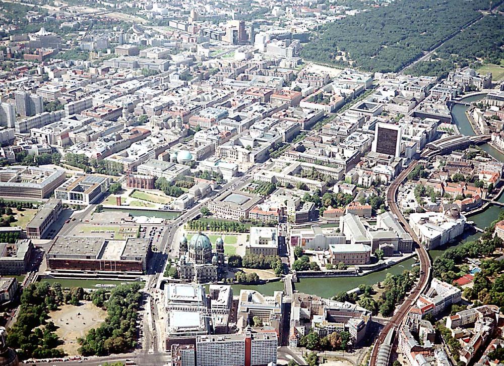 Berlin aus der Vogelperspektive: Berlin Mitte Baustelle der DIFA auf dem Dom Aquarree (Museumsinsel) in Berlin Mitte (im Hintergrund: Blick auf die Humboldt-Universität, Bahnhof Friedrichstraße und Tiergarten)