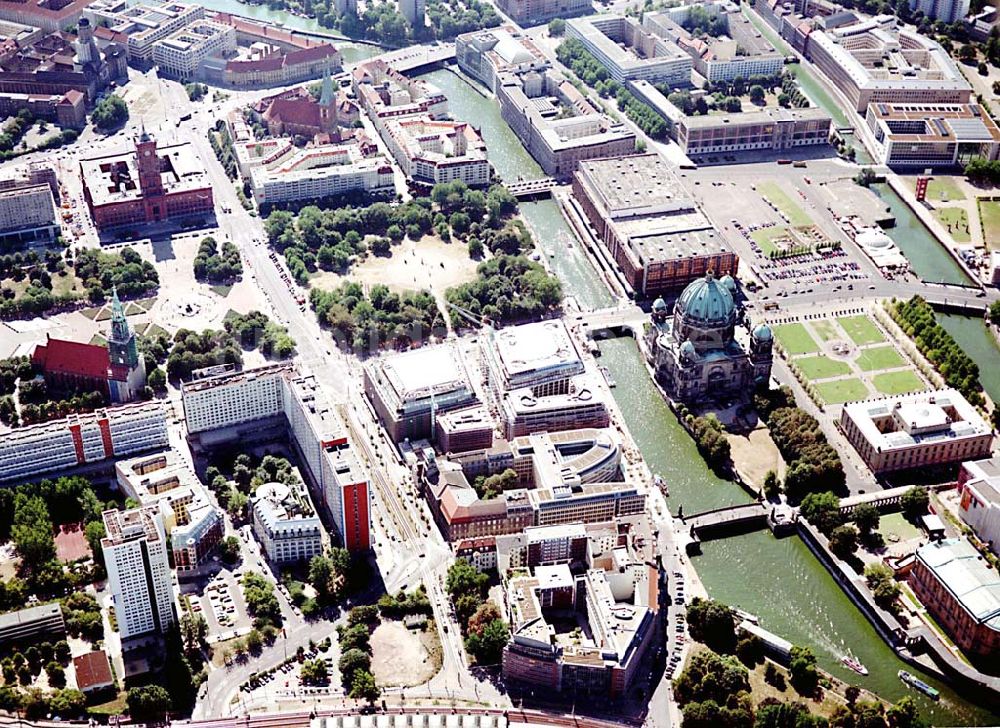 Luftaufnahme Berlin - Berlin Mitte Baustelle der DIFA auf dem Dom Aquarree (Museumsinsel) in Berlin Mitte (links: Blick auf die Humboldt-Universität und Bahnhof Friedrichstraße)