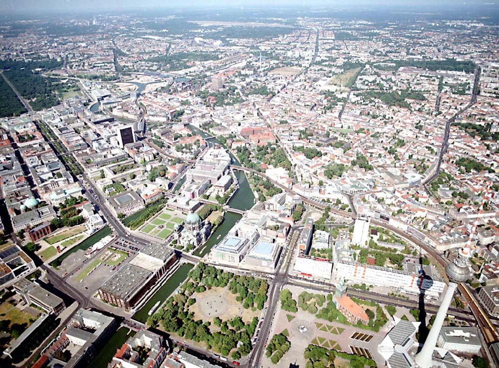 Luftbild Berlin - Berlin Mitte Baustelle der DIFA auf dem Dom Aquarree (Museumsinsel) in Berlin Mitte (links: Stück vom Tiergarten, Bahnhof Friedrichstraße; rechts: Blick auf die St