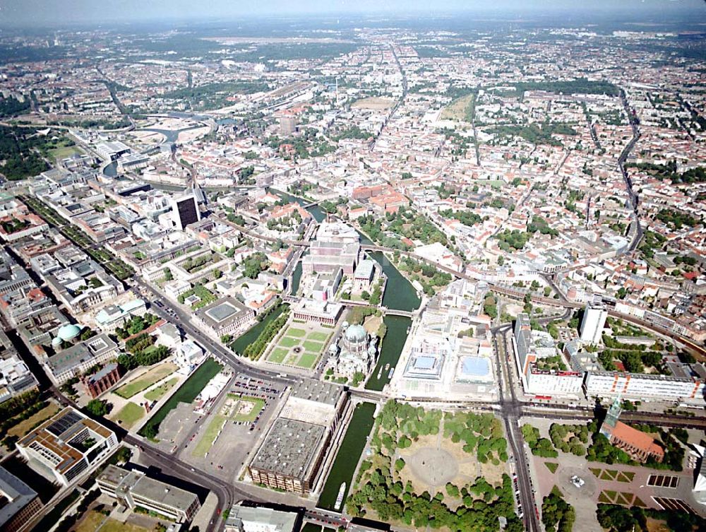 Luftaufnahme Berlin - Berlin Mitte Baustelle der DIFA auf dem Dom Aquarree (Museumsinsel) in Berlin Mitte (rechts: St.-Marien Kirche)