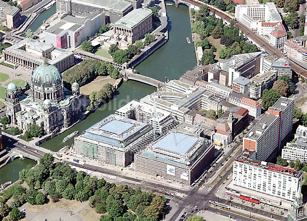 Luftaufnahme Berlin - Berlin Mitte Baustelle der DIFA auf dem Dom Aquarree (Museumsinsel) an der Spree und Karl-Liebknecht-Straße in Berlin Mitte