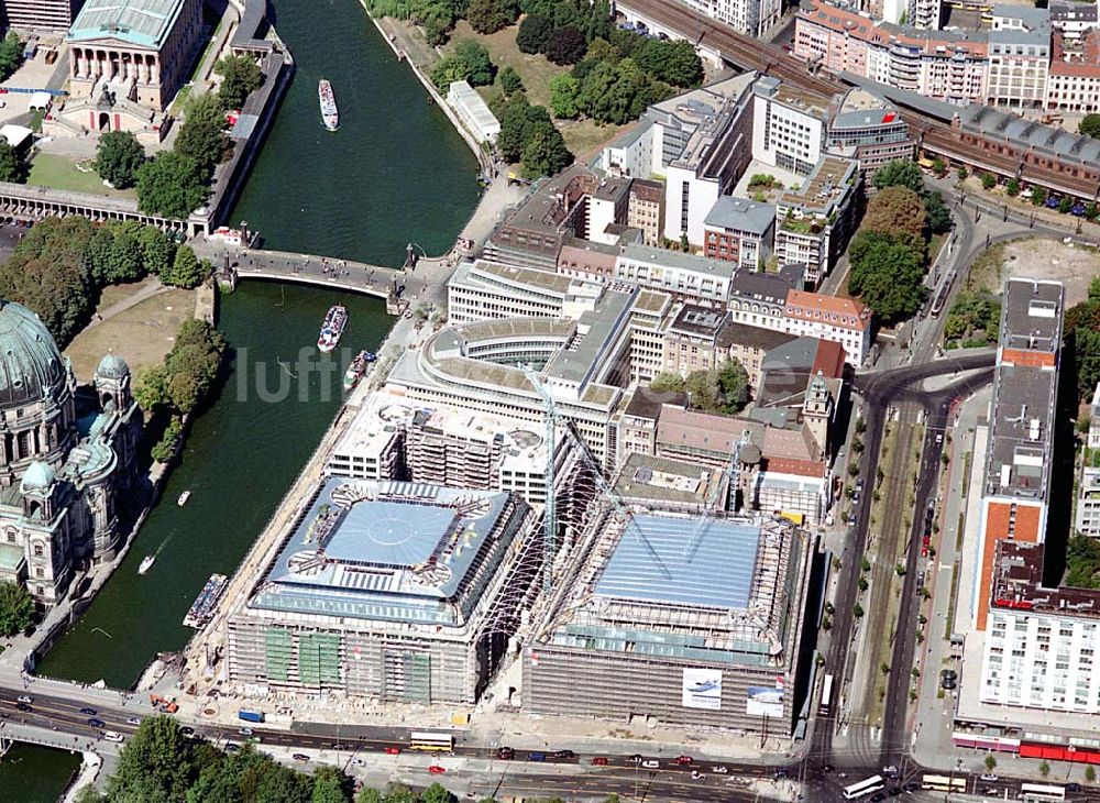 Luftbild Berlin - Berlin Mitte Baustelle der DIFA auf dem Dom Aquarree (Museumsinsel) an der Spree und Karl-Liebknecht-Straße in Berlin Mitte