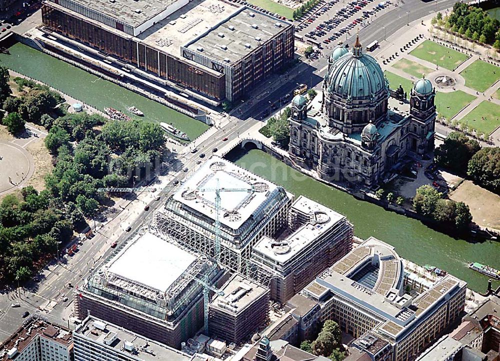 Berlin aus der Vogelperspektive: Berlin Mitte Baustelle der DIFA auf dem Dom-Aquarree (Museumsinsel) an der Spree und Karl-Liebknecht-Straße in Berlin Mitte