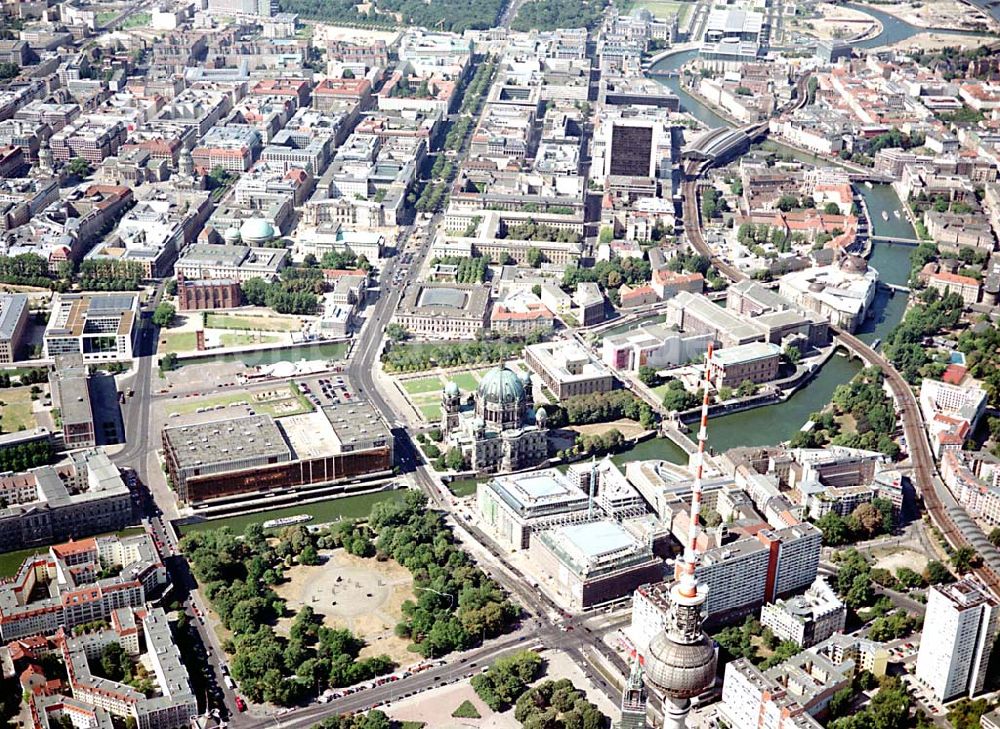 Berlin von oben - Berlin Mitte Baustelle der DIFA auf dem Dom Aquarree (Museumsinsel) an der Spree und der Karl-Liebknecht-Straße in Berlin Mitte (im Hintergrund: Blick auf den Bahnhof Friedrichstraße; links unten: dem Fernsehturm)