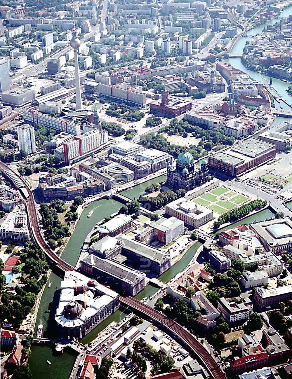 Luftbild Berlin - Berlin Mitte Baustelle der DIFA auf dem Dom-Aquarree (Museumsinsel) an der Spree und Karl-Liebknecht-Straße in Berlin Mitte (im Hintergrund: Fernsehturm, St