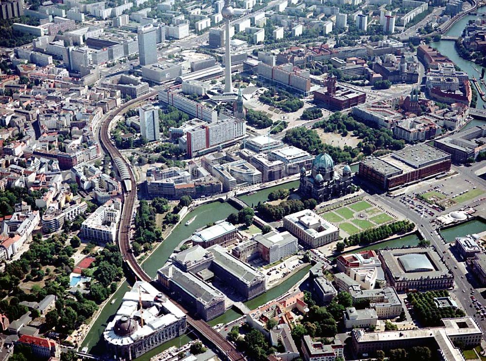 Luftaufnahme Berlin - Berlin Mitte Baustelle der DIFA auf dem Dom-Aquarree (Museumsinsel) an der Spree und Karl-Liebknecht-Straße in Berlin Mitte (im Hintergrund: Fernsehturm, St