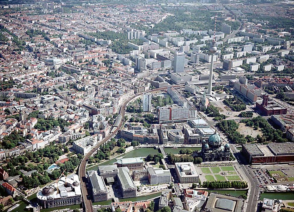 Berlin von oben - Berlin Mitte Baustelle der DIFA auf dem Dom-Aquarree (Museumsinsel) an der Spree und Karl-Liebknecht-Straße in Berlin Mitte (im Hintergrund: Fernsehturm, St