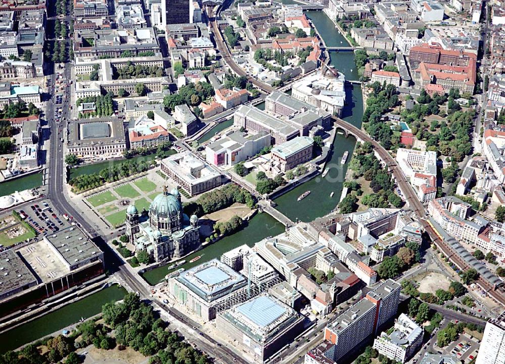 Berlin aus der Vogelperspektive: Berlin Mitte Baustelle der DIFA auf dem Dom-Aquarree (Museumsinsel) an der Spree und Karl-Liebknecht-Straße in Berlin Mitte (im Hintergrund: die Humboldt-Universität)