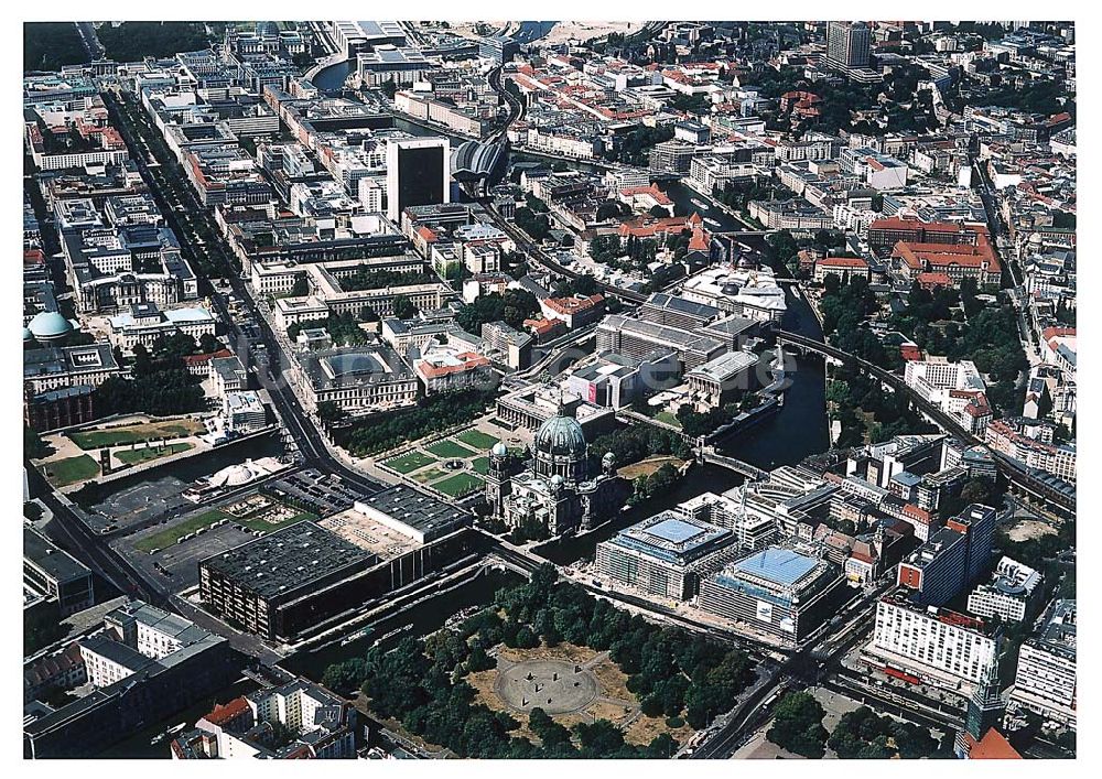 Berlin von oben - Berlin Mitte Baustelle der DIFA auf dem Dom-Aquarree (Museumsinsel) an der Spree und Karl-Liebknecht-Straße in Berlin Mitte (im Hintergrund: Humboldt-Universität; rechts unten: St