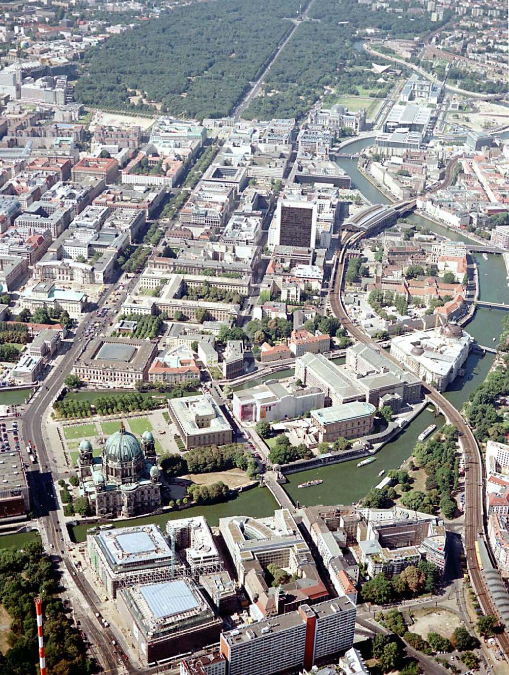 Berlin aus der Vogelperspektive: Berlin Mitte Baustelle der DIFA auf dem Dom-Aquarree (Museumsinsel) an der Spree und Karl-Liebknecht-Straße in Berlin Mitte (im Hintergrund: Tiergarten, Bahnhof Friedrichstraße, die Humboldt-Universität)