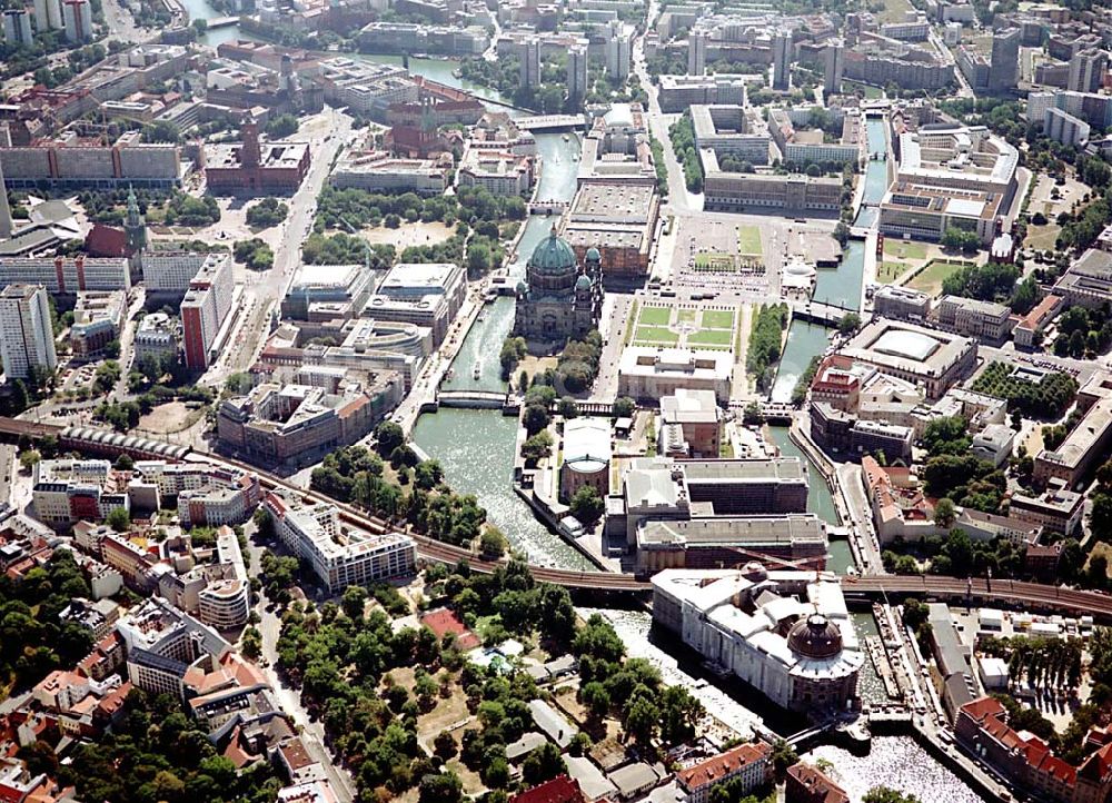 Berlin von oben - Berlin Mitte Baustelle der DIFA auf dem Dom-Aquarree (Museumsinsel) an der Spree und Karl-Liebknecht-Straße in Berlin Mitte (links: Blick auf die St