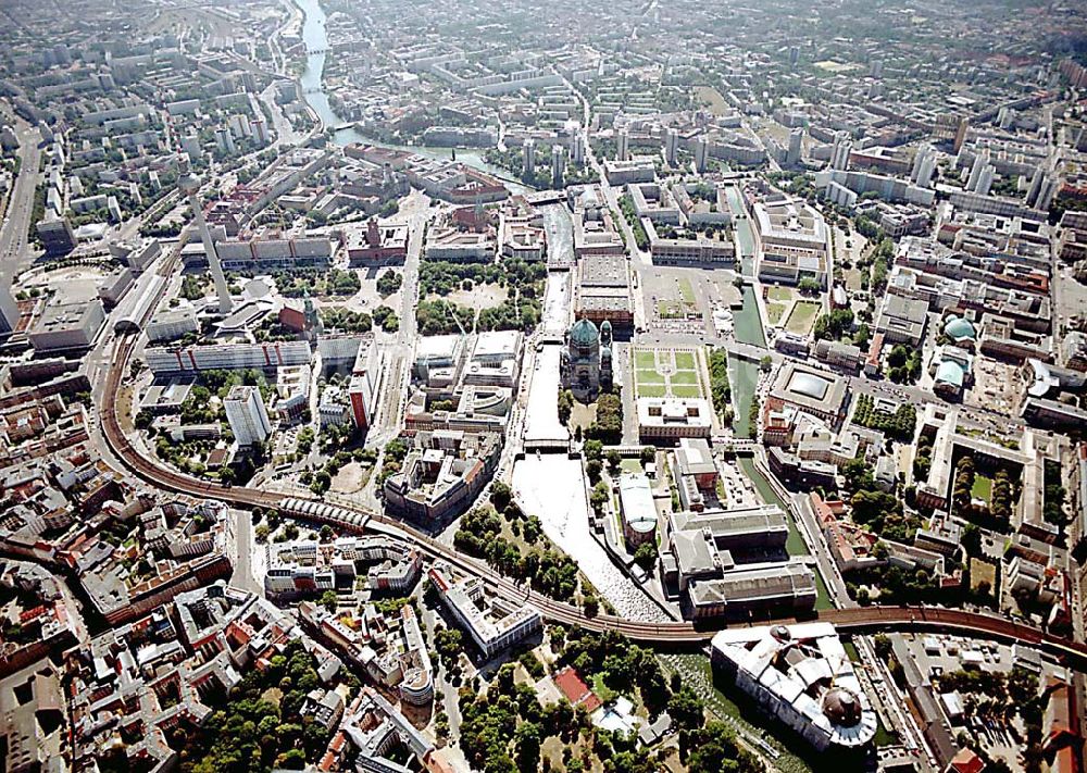 Berlin von oben - Berlin Mitte Baustelle der DIFA auf dem Dom-Aquarree (Museumsinsel) an der Spree und Karl-Liebknecht-Straße in Berlin Mitte (links: Fernsehturm; St