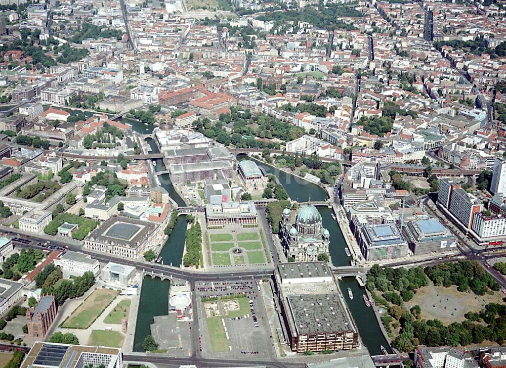 Luftaufnahme Berlin - Berlin Mitte Baustelle der DIFA auf dem Dom-Aquarree (Museumsinsel) an der Spree und Karl-Liebknecht-Straße in Berlin Mitte (links: Humboldt-Universität)