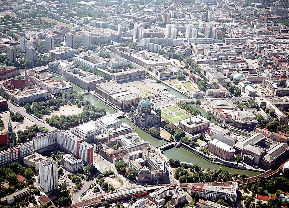 Luftaufnahme Berlin - Berlin Mitte Baustelle der DIFA auf dem Dom Aquarree (Museumsinsel) an der Spree und Karl-Liebknecht-Straße in Berlin Mitte (links: St