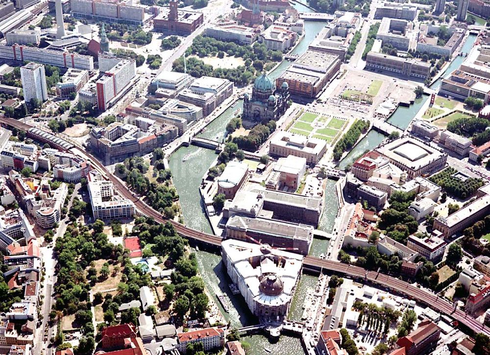 Luftaufnahme Berlin - Berlin Mitte Baustelle der DIFA auf dem Dom-Aquarree (Museumsinsel) an der Spree und Karl-Liebknecht-Straße in Berlin Mitte (links: St