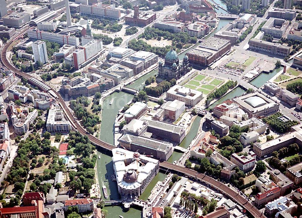 Berlin von oben - Berlin Mitte Baustelle der DIFA auf dem Dom-Aquarree (Museumsinsel) an der Spree und Karl-Liebknecht-Straße in Berlin Mitte (links: St