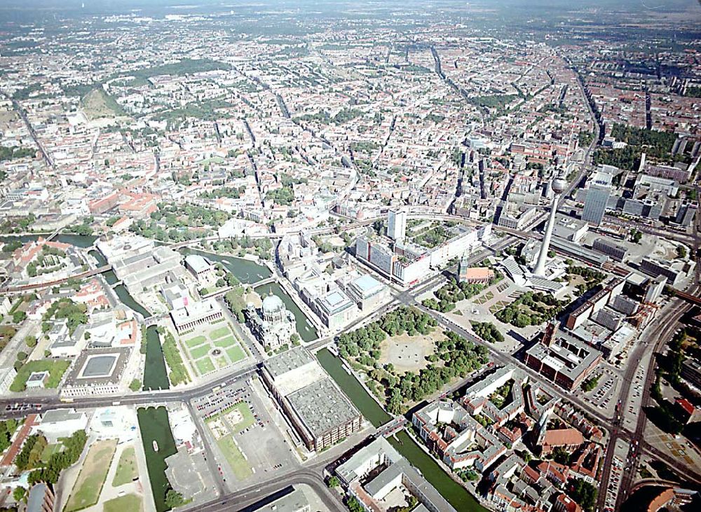 Luftaufnahme Berlin - Berlin Mitte Baustelle der DIFA auf dem Dom-Aquarree (Museumsinsel) an der Spree und Karl-Liebknecht-Straße in Berlin Mitte (rechts: Fernsehturm; St