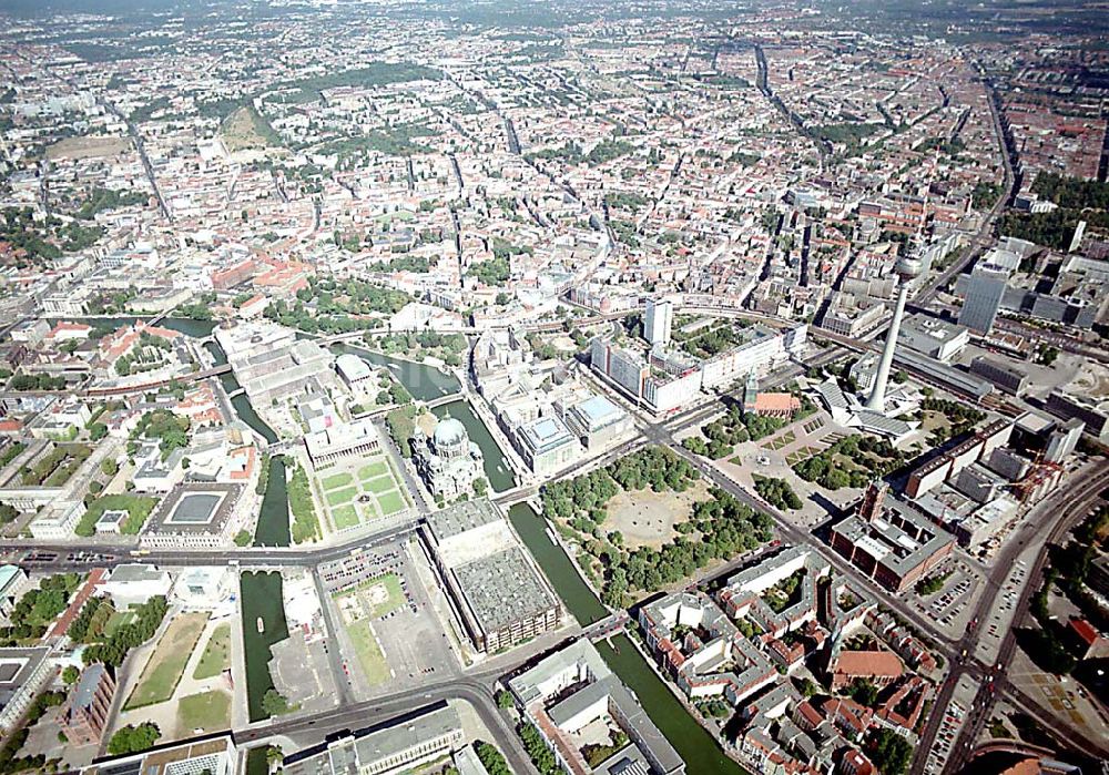 Berlin aus der Vogelperspektive: Berlin Mitte Baustelle der DIFA auf dem Dom-Aquarree (Museumsinsel) an der Spree und Karl-Liebknecht-Straße in Berlin Mitte (rechts: Fernsehturm; St