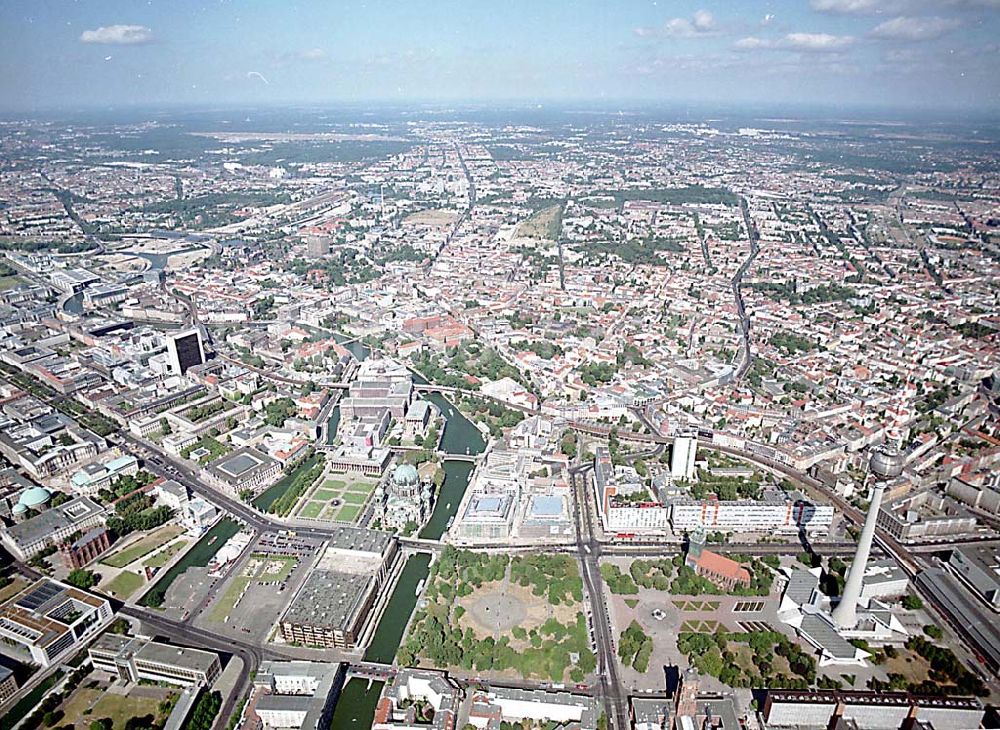 Luftbild Berlin - Berlin Mitte Baustelle der DIFA auf dem Dom-Aquarree (Museumsinsel) an der Spree und Karl-Liebknecht-Straße in Berlin Mitte (rechts: Fernsehturm, St